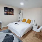 Apartment Lovely Studio-flat With Free Parking, Free Wifi. Leeds (West Yorkshire)