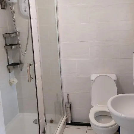 Lovely Studio-flat With Free Parking, Free Wifi. *
