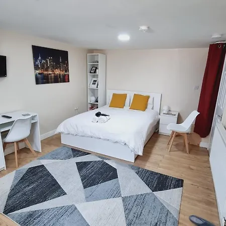 Lovely Studio-flat With Free Parking, Free Wifi. *