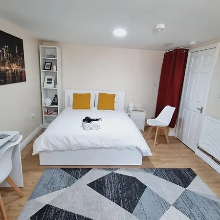 Lovely Studio-flat With Free Parking, Free Wifi. Leeds (West Yorkshire)