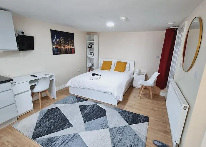 Lovely Studio-flat With Free Parking, Free Wifi. *