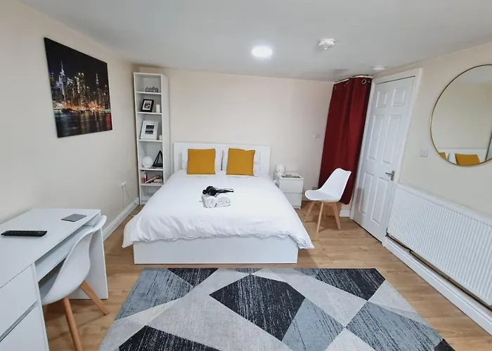 Lovely Studio-flat With Free Parking, Free Wifi. Leeds (West Yorkshire)