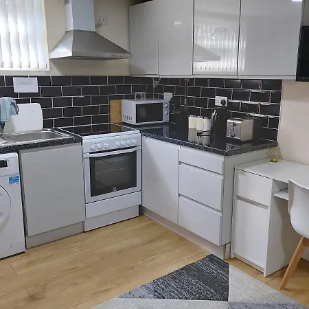 Lovely Studio-flat With Free Parking, Free Wifi. * Leeds (West Yorkshire)
