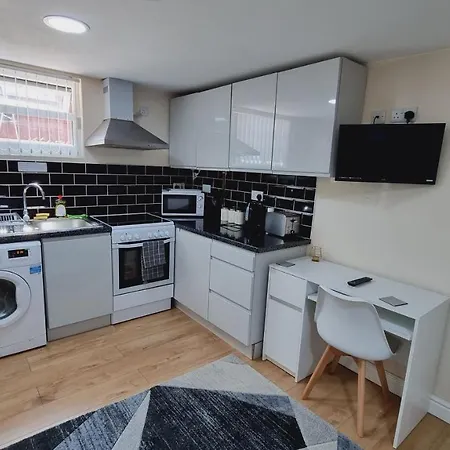 Lovely Studio-flat With Free Parking, Free Wifi. Appartamento *